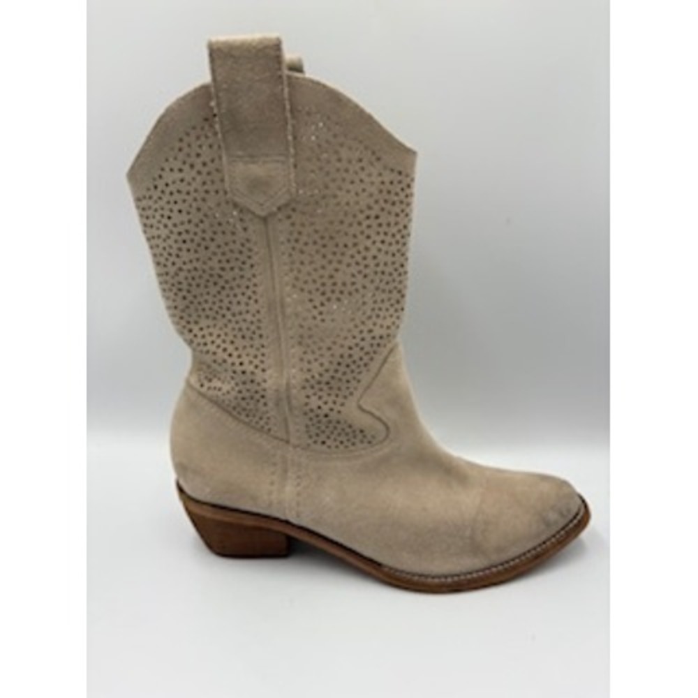 BCBGeneration Suede Western Boots Tan Perforated Cowgirl Festival Tailgate 7.5